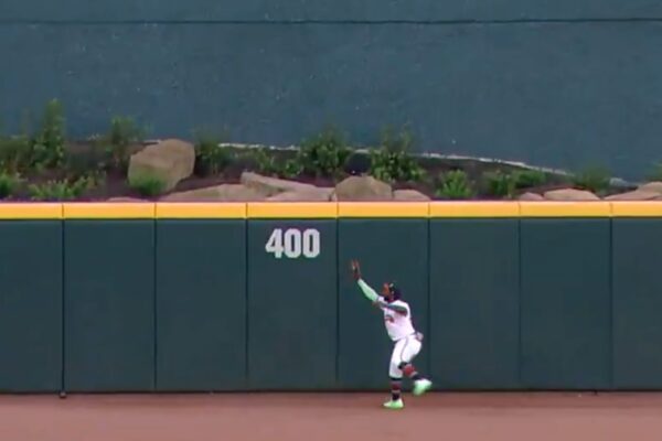 Braves’ Michael Harris II makes remarkable catch on warning track to preserve 2-1 lead vs. Nationals … from Fox sports