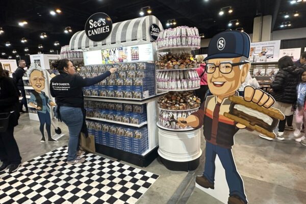 Warren Buffett’s profits fall on wildfire losses as thousands line up to listen to him Saturday … from the Independent Josh Funk