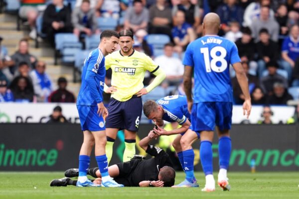 Jamie Vardy blows referee’s whistle to stop Leicester-Southampton game after official suffers head injury … from the Independent Lawrence Ostlere
