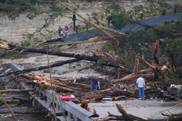 Ex-forecasters at National Weather Service defend Texas meteorologists and say warnings were as timely as they should have been … from the Independent Julia Musto