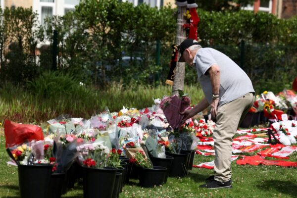 Fans gather outside Anfield to pay respects to Diogo Jota after tragic car crash … from the Independent Holly Bishop