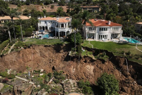 Hundreds of feet of coastal bluff in California fell toward the ocean in landslide-stricken town … from the Independent Dorany Pineda
