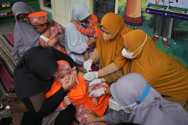 Photos show the efforts to curb a measles outbreak in Indonesia … from the Independent Dita Alangkara