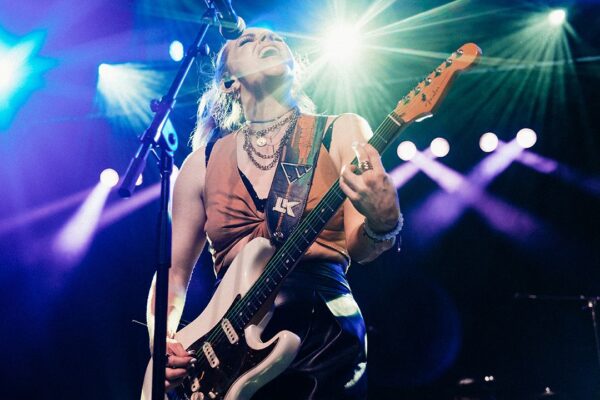 “Someone once told me I had vibrato like Eric Clapton. I thought, ‘Well, if you’re gonna give me a compliment, you can definitely say that!’ Lindsay Ell on feel, failure and finding her voice – and what jams with Keith Urban and Buddy Guy taught her … from Guitarworld
