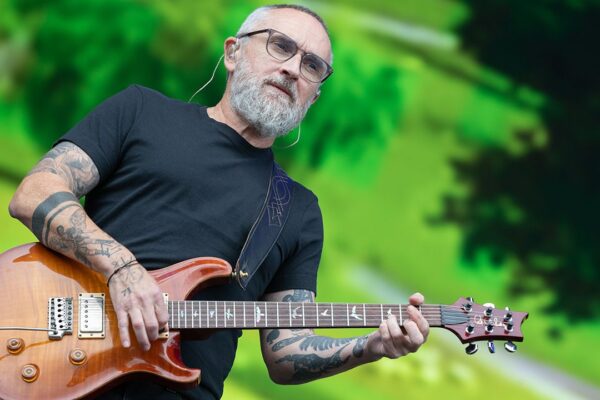 “Dolores said, ‘This is an angry song; I think it needs to be reflected in the music.’ That was the turning point. I bought my first distortion pedal”: How a band of Irish outsiders became ’90s alternative icons on borrowed amps and banjo-like guitars … from Guitarworld
