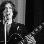 “So Dave, how do I slash the amp?”: Dave Davies shows you the proper way to slash an amp to achieve his Kinks tone … from Guitarworld