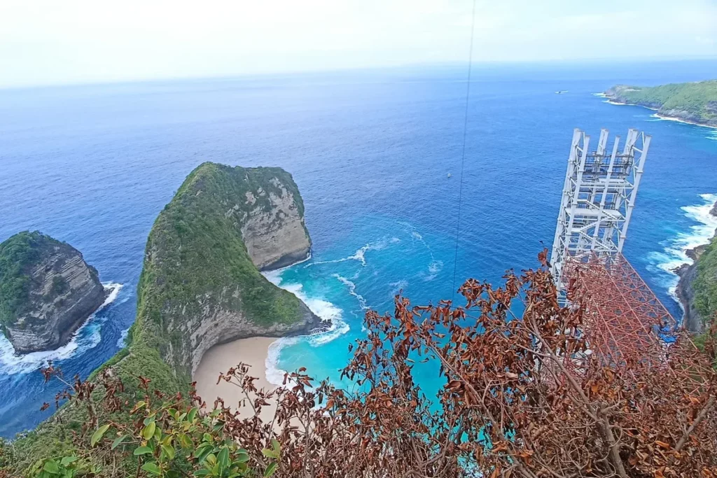Public outcry forces halt to construction of 182m glass lift on iconic Bali beach … from the Independent Shweta Sharma